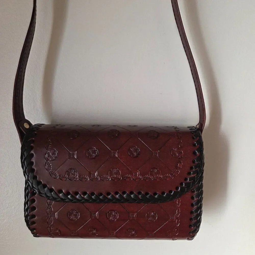 EUC VINTAGE GENUINE LEATHER SMALL TOOLED CROSSBODY BAG